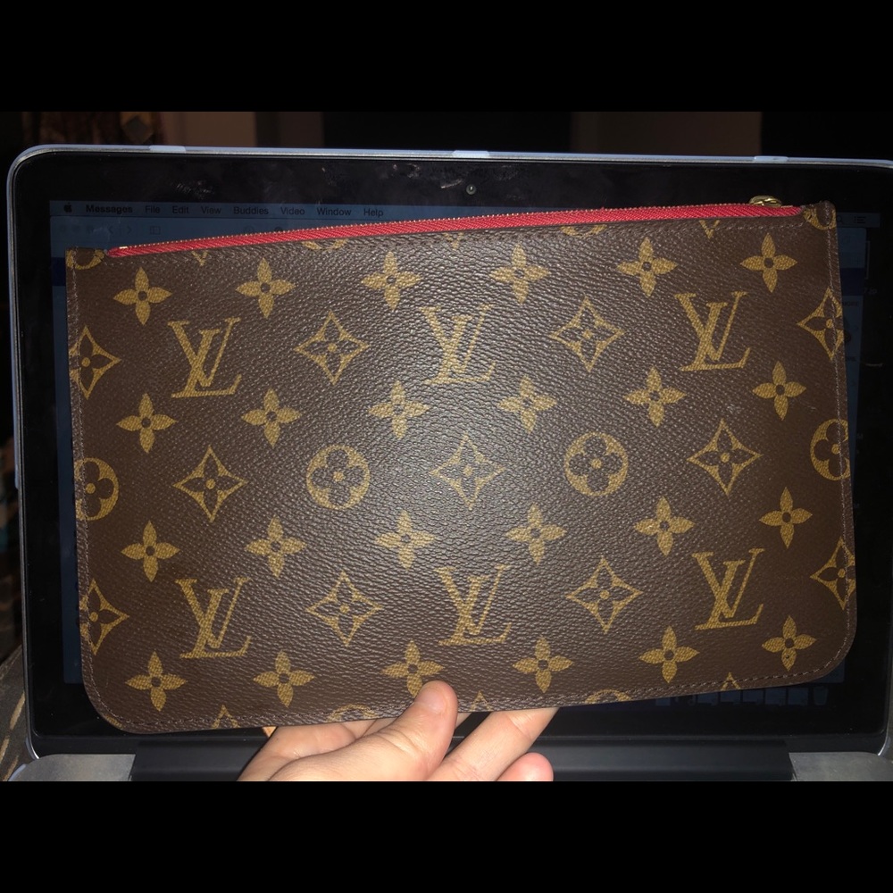 Louis Vuitton neverfull wristlet